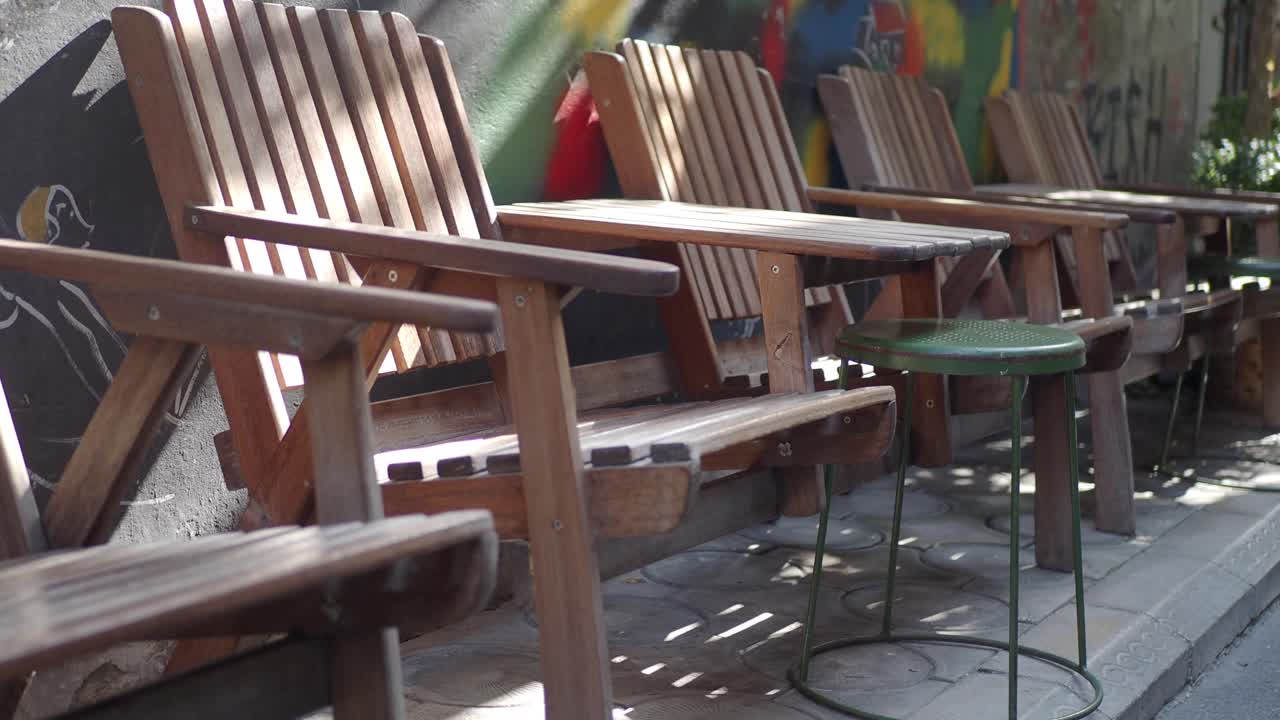 도시 산책로 에 있는 빈 나무 의자 들