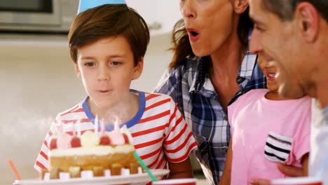 Familia-Feliz-Celebrando-Un-Cumpleaños