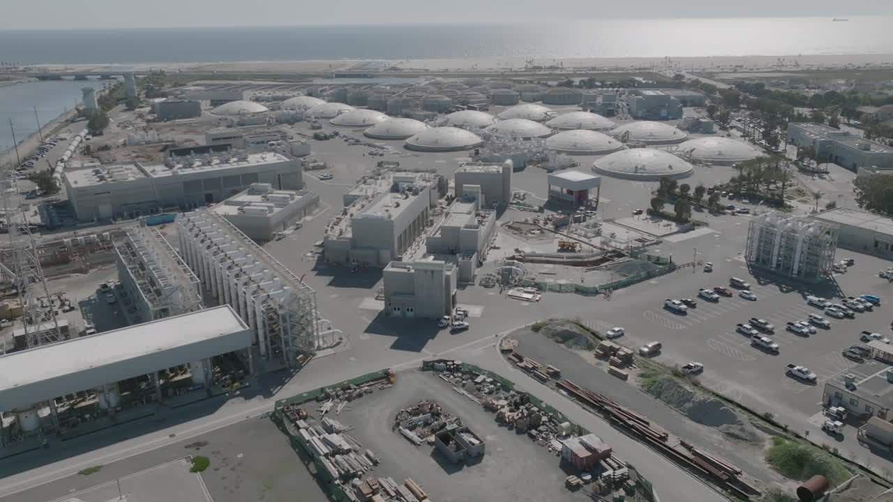 낮 동안 캘리포니아 로스앤젤레스에 있는 수처리 시설의 공중 비행