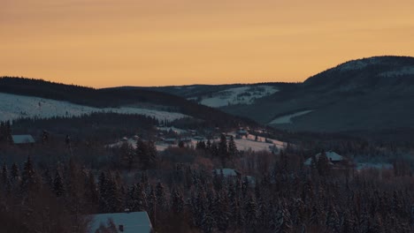 Pintorescos-Cielos-Anaranjados-Del-Atardecer-Sobre-El-Paisaje-Invernal-De-Las-Laderas-En-Noruega