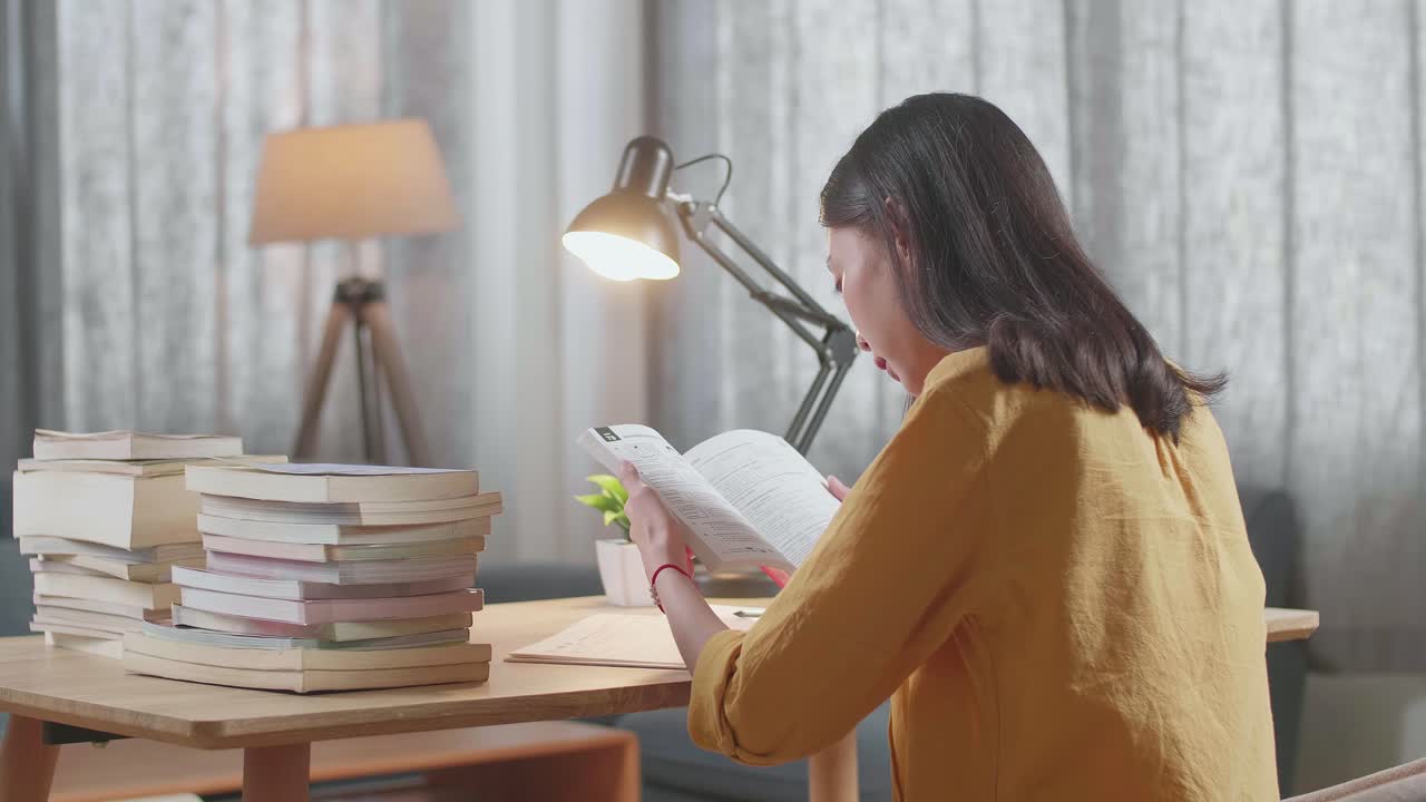 집에서 공부하는 여자