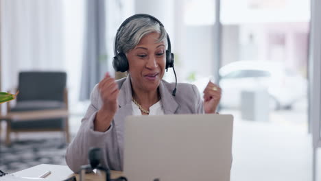 mujer de negocios, portátil y videoconferencia