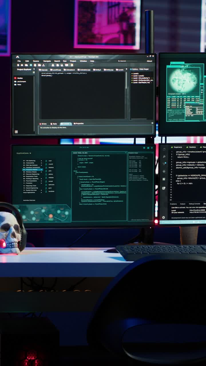 Video verticale con script in esecuzione su un computer in una base operativa segreta utilizzata da un hacker
