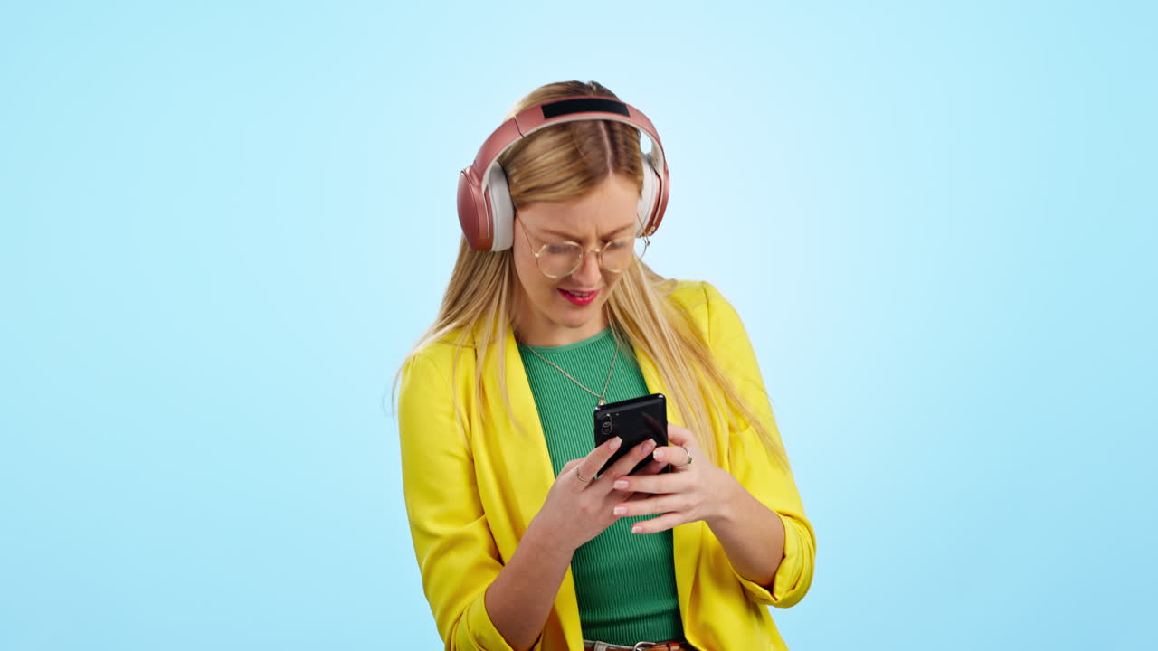 mujer de negocios, auriculares y escuchar música