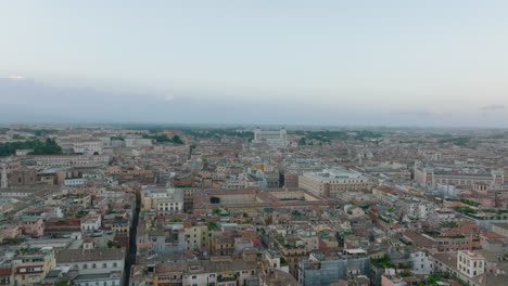 Aerial-ascending-footage-of-metropolis-with-ancient-history.-Revealing-old-houses-in-city-centre-and-known-landmarks.-Rome,-Italy