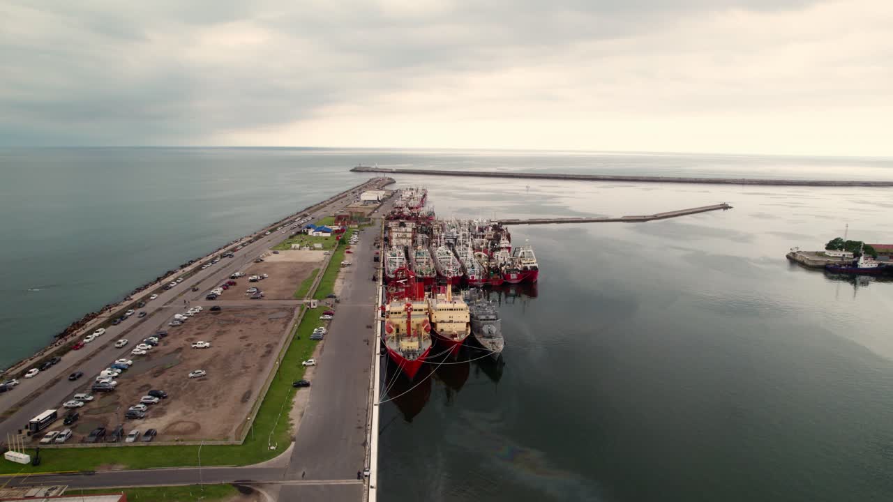 vista en órbita sobre la flota de barcos en el puerto de escollera norte, mar del plata, argentina
