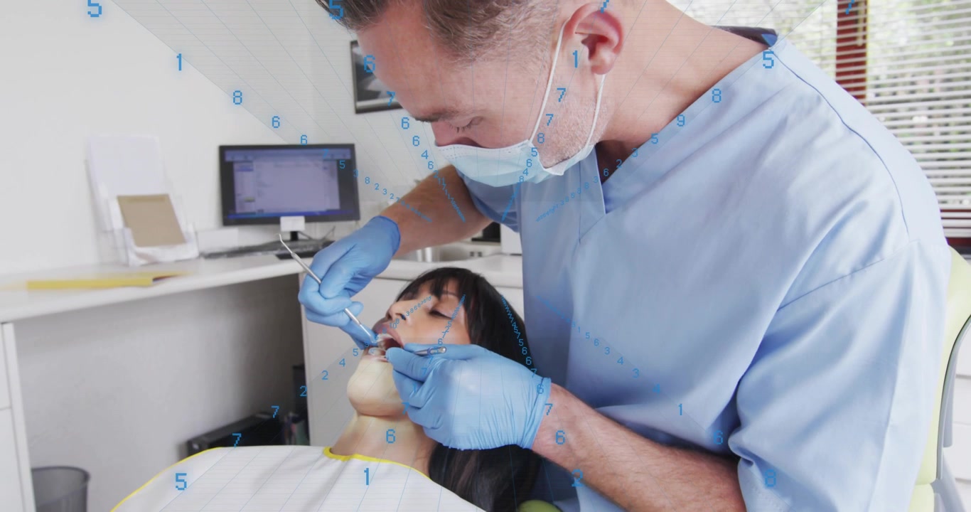 Dentista che prende specchietto e ablatore, raschiando la placca sui denti del paziente per la pulizia dentale