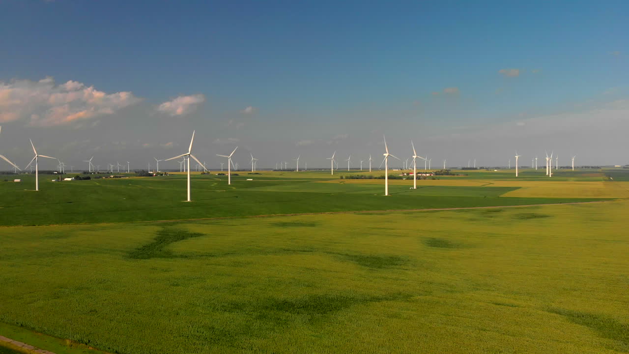 녹색 재생 에너지를 위한 풍력 터빈의 왼쪽 이동 항공 4k 영상