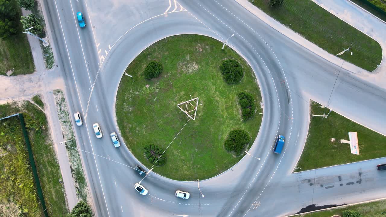 video de avión no tripulado del paso elevado de la carretera de circunvalación urbana que conecta dos distritos de la ciudad