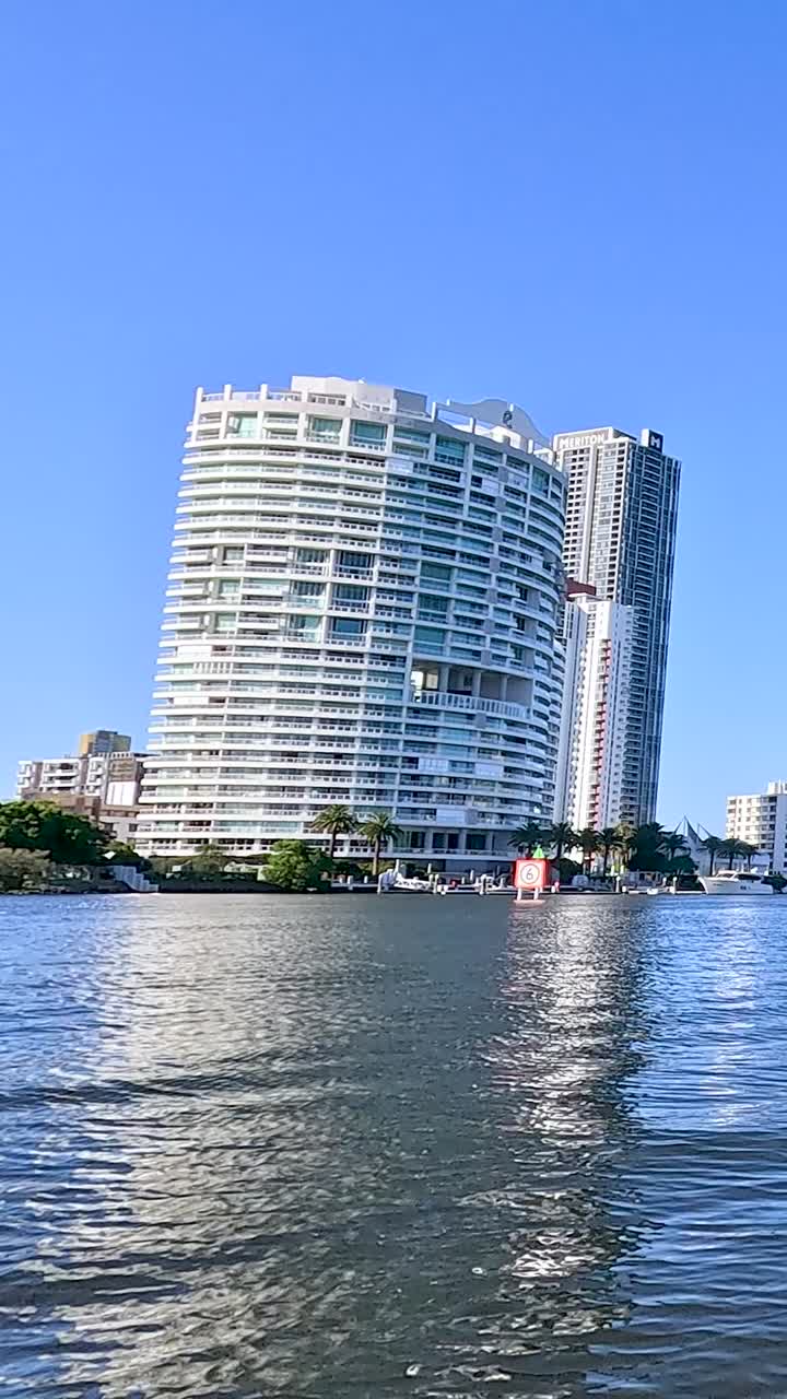 골드 코스트 수로를 가로질러 경치 좋은 보트 타기