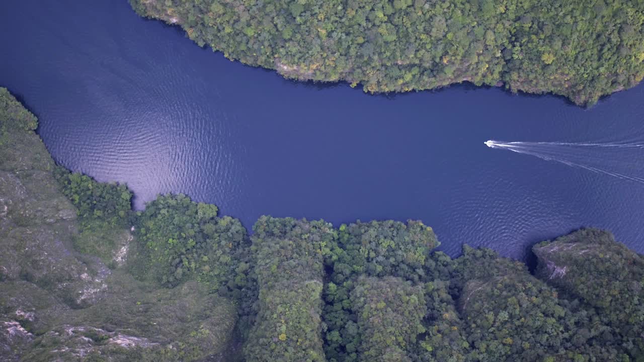 그리잘바 강, 수미데로 협곡, 멕시코 치아파스에서 항해하는 보트의 공중 세니탈 샷