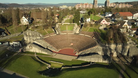 Toma-Panorámica-De-Drones-De-Un-Teatro-Romano-En-Un-Día-Soleado-Cerca-De-La-Ciudad-Suiza-De-Basilea