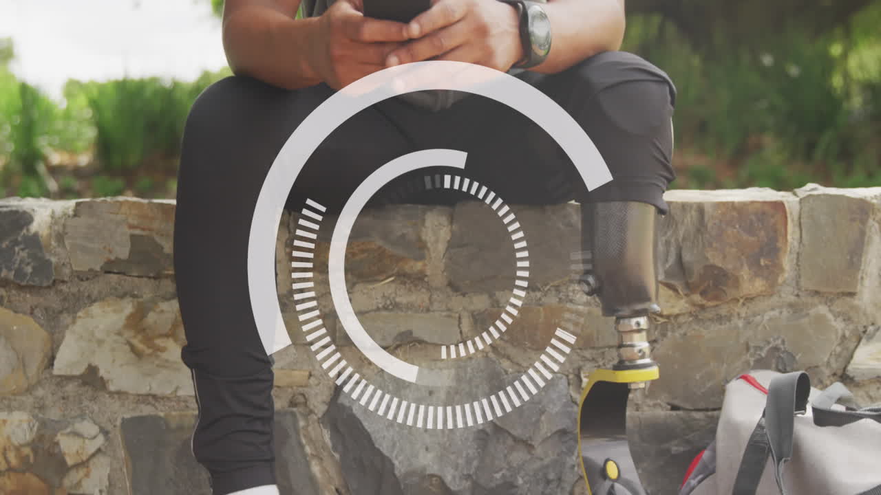 animación de un escáner circular giratorio sobre un atleta masculino con una pierna protésica utilizando un teléfono inteligente