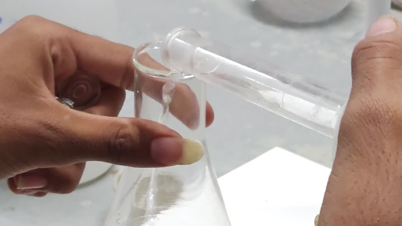 experimento de química en un laboratorio