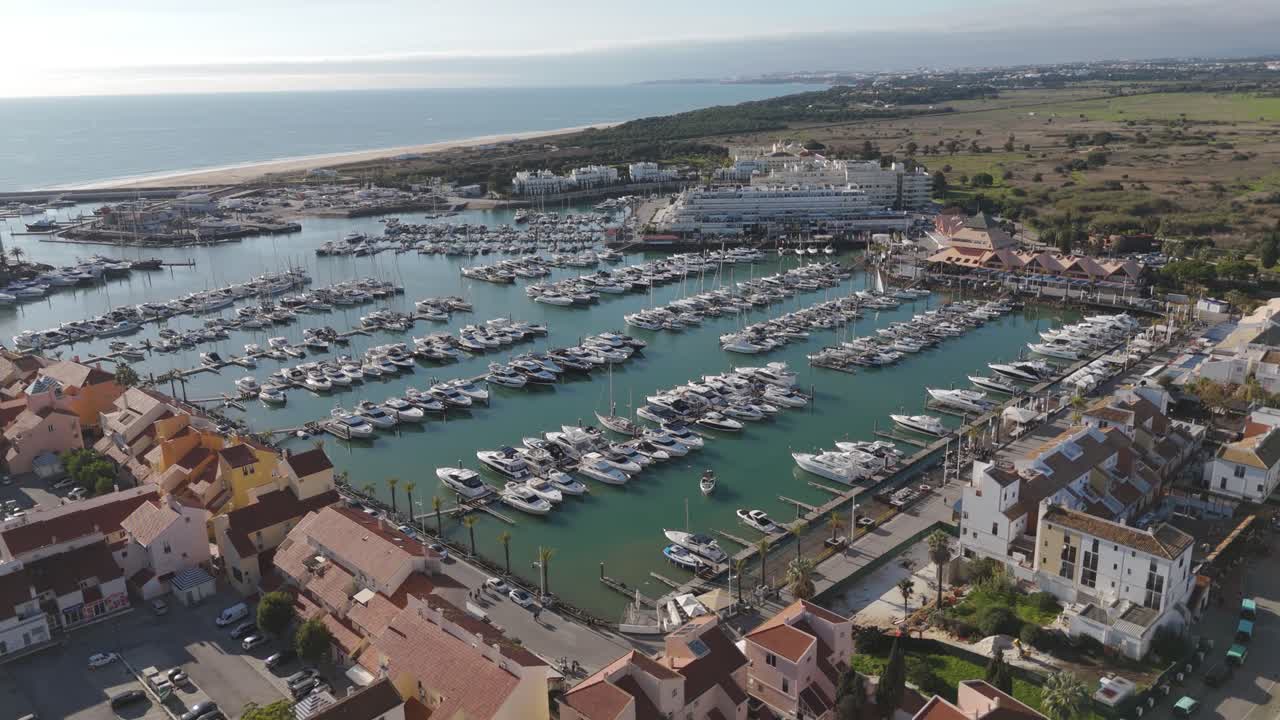 Letecký oblet nad přístavem Vilamoura v Portugalsku, ukazující lodě a pobřežní infrastrukturu