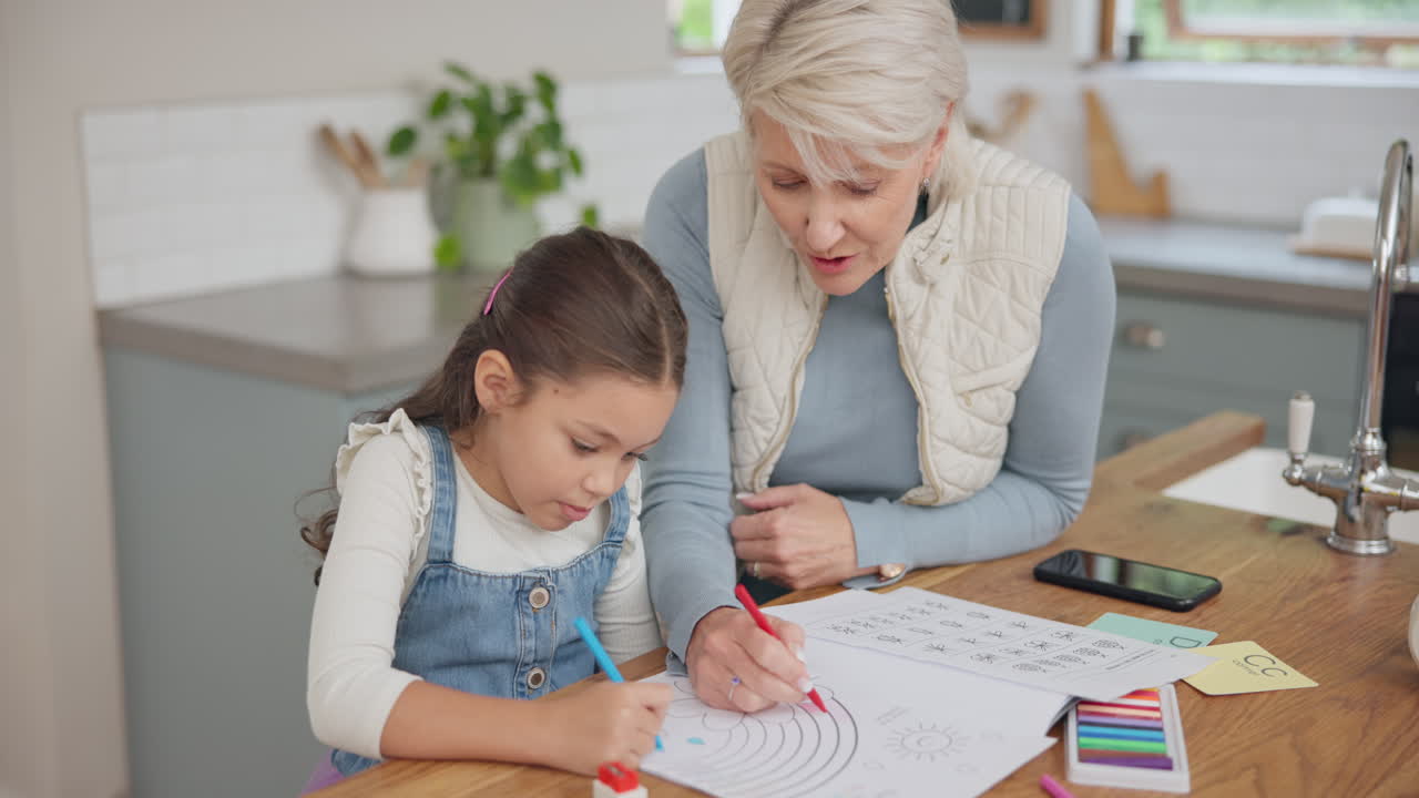 abuela dibujando para el arte con su nieto