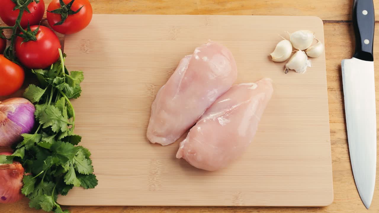 pecho de pollo crudo con verduras