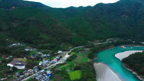 Pequeño-Pueblo-En-Japón-Junto-A-Un-Hermoso-Río