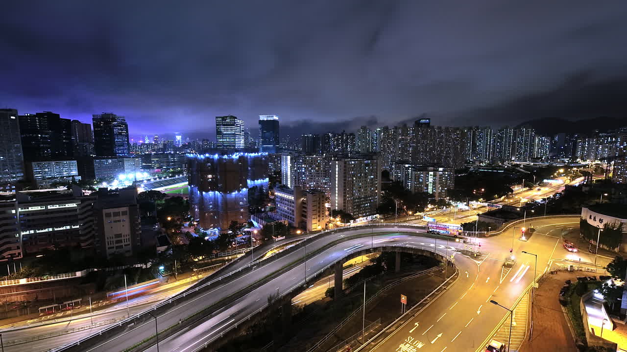 timelapse nocturno de 4k que muestra una fuerte contaminación lumínica en la ciudad de la bahía de kowloon, hong kong