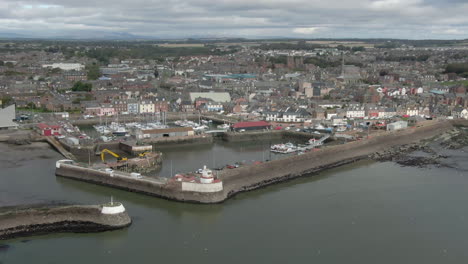 Eine-Luftaufnahme-Des-Hafens-Und-Der-Stadt-Arbroath-An-Einem-Bewölkten-Tag