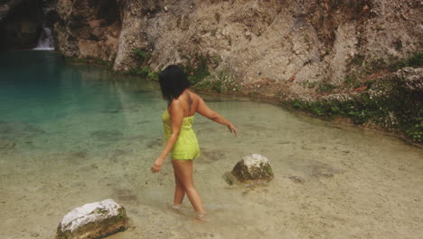 Mujer-Explorando-La-Hermosa-Cascada-Balneario-Mata-De-Maiz-En-La-República-Dominicana