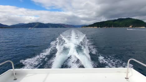 一艘小渡轮在新西兰南岛的马尔伯勒海峡 (marlborough sound) 航行时,