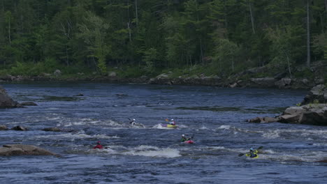 Gruppe-Von-Wildwasserkajaks-Auf-Dem-Fluss