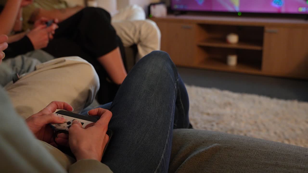 Persone a casa che giocano ai videogiochi con Nintendo Switch