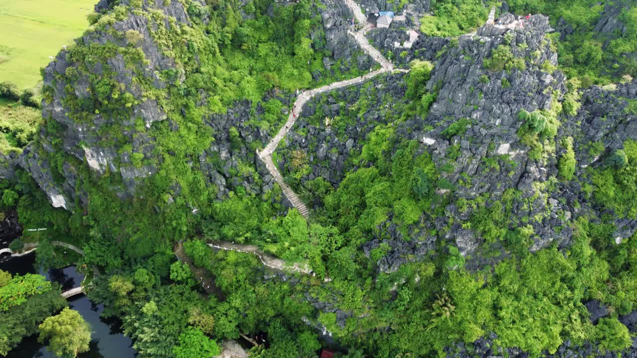 bordes afilados de la montaña hang mua y una escalera a la cima, ninh binh, vietnam