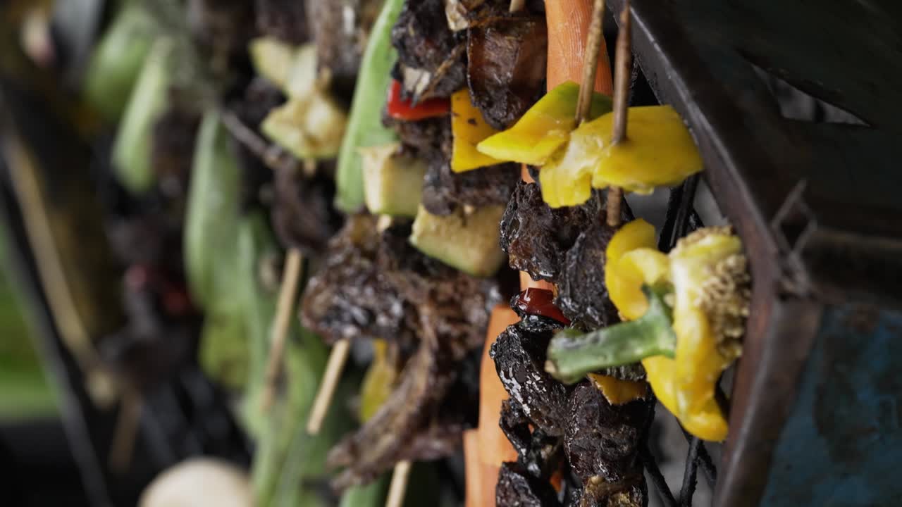 - deliciosos kebabs de cerdo verticales en salchichas a la parrilla al aire libre