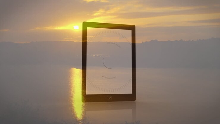 Tablet che mostra un'animazione di dati circolare su sfondo di paesaggio sereno al tramonto