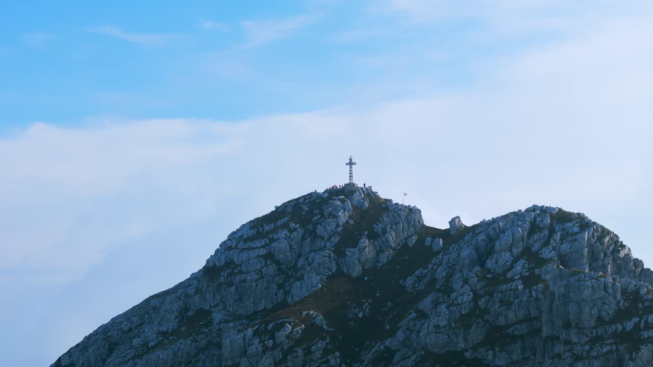 멀리서 볼 수 있는 몬테 레세고네 (monte resegone) 의 타 세르메나티 (punta cermenati) 의 십자가의 공중 사진