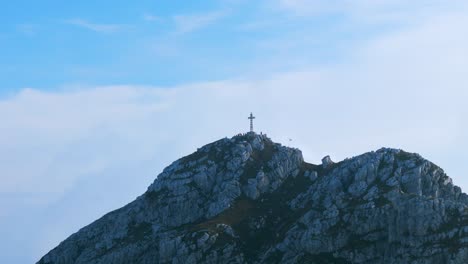 Luftaufnahme-Des-Kreuzes-Von-Punta-Cermenati-Am-Monte-Resegone-Aus-Der-Ferne-Gesehen