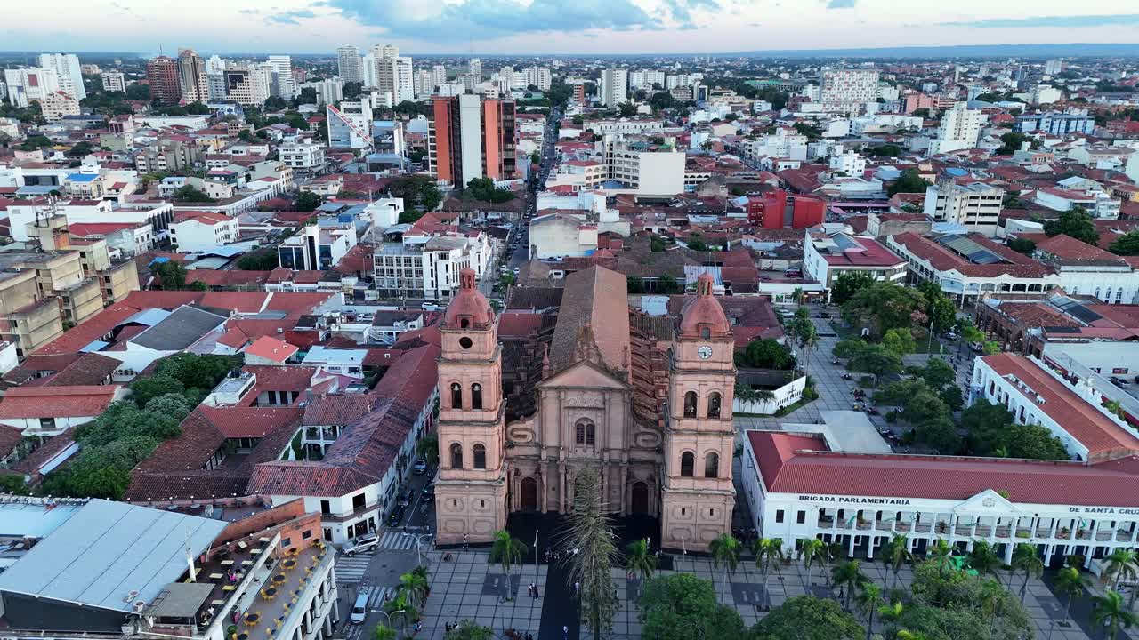 disparo de dron ciudad plaza principal catedral viaje cielo santa cruz bolivia