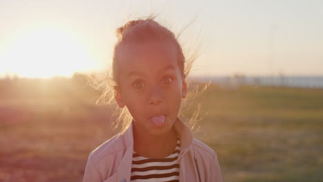 Retrato-Joven-Niña-De-Raza-Mixta-Haciendo-Muecas-Disfrutando-De-Las-Vacaciones-De-Verano-En-Un-Hermoso-Parque-Al-Atardecer-Serie-De-Personas-Reales