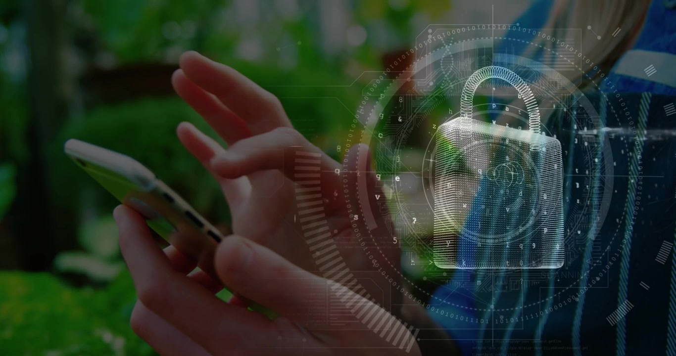 Animazione di lucchetto digitale sulle mani di una donna caucasica che usa lo smartphone