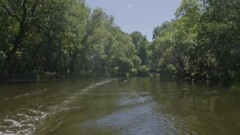 Schnelle-Flusskreuzfahrt-Im-Naturschutzgebiet