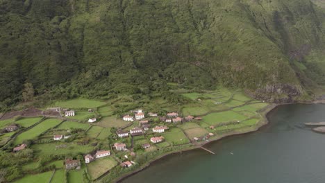 Retroceso-Aéreo-Revela-épica-Fajã-Da-Caldera-De-Santo-Cristo,-Parque-De-Vida-Silvestre