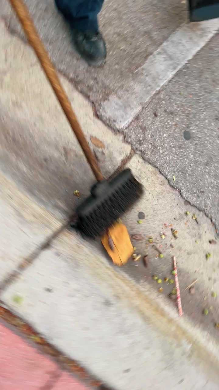 Miami, EUA, 4 de agosto de 2025: Gari varrendo a rua Ocean Drive em Miami Beach, Flórida. Imagem de baixo ângulo do trabalhador varrendo a sarjeta perto de edifícios Art Déco e palmeiras durante o dia