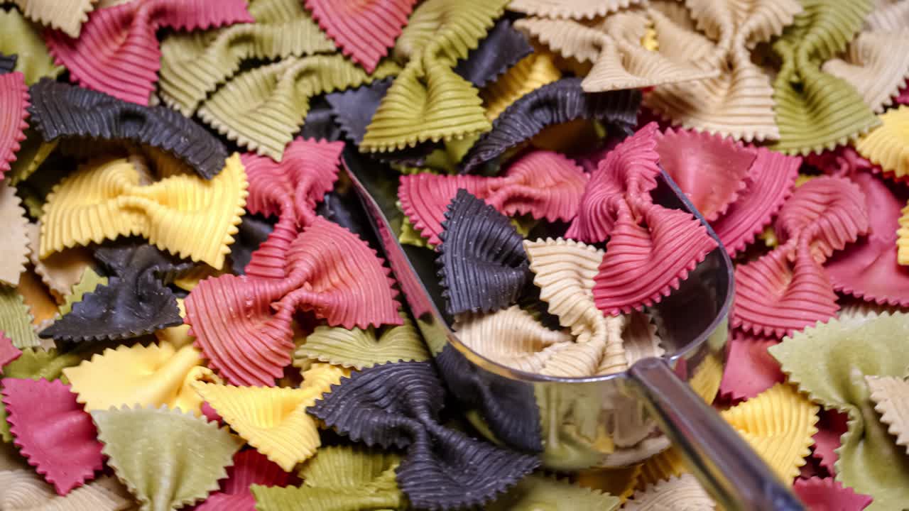el fondo de pasta de la corbata farfalle de pasta de color.