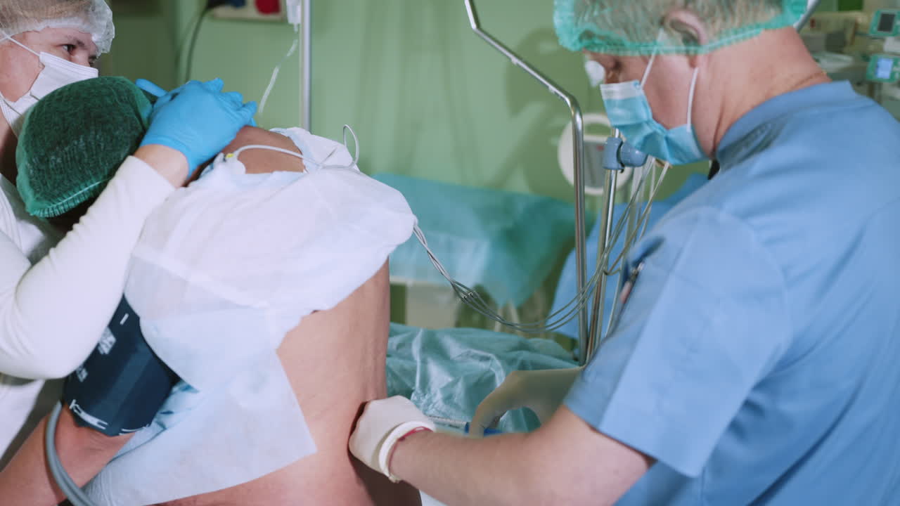 procedimiento médico en la sala de operaciones