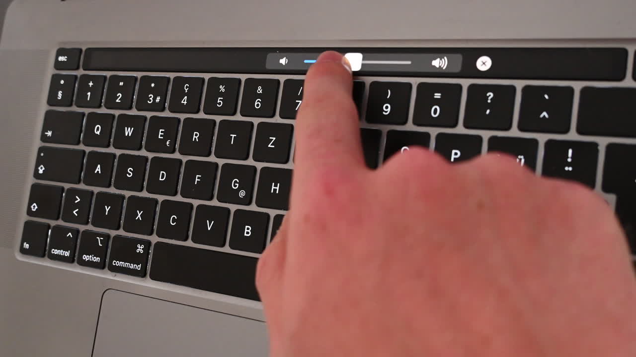 전자 장치 사용자가 화면 표시줄을 사용하여 밝기 설정을 변경하고 있습니다.