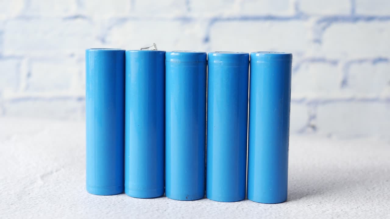 テーブルの上の電池のクローズアップ