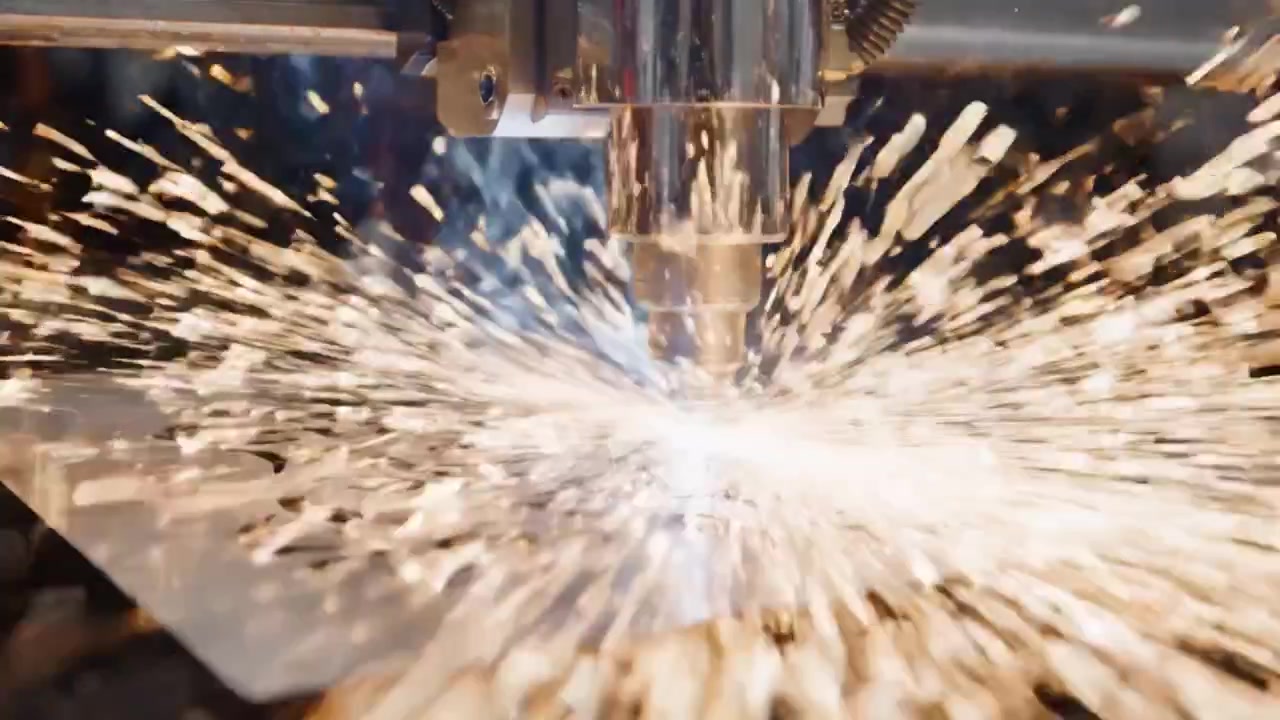 Højpræcisions laserskæringsproces fanget i aktion, der viser indviklede designs ætset i metal med gnistrende effekter.