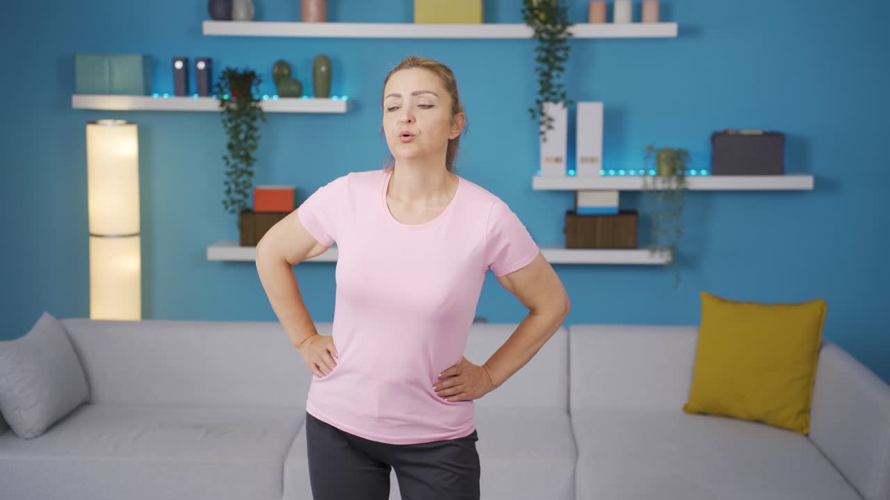 집에서 운동하는 여성.