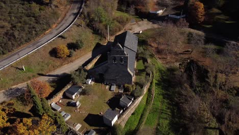 Malerische-Bergstadtkirche-Und-Friedhof