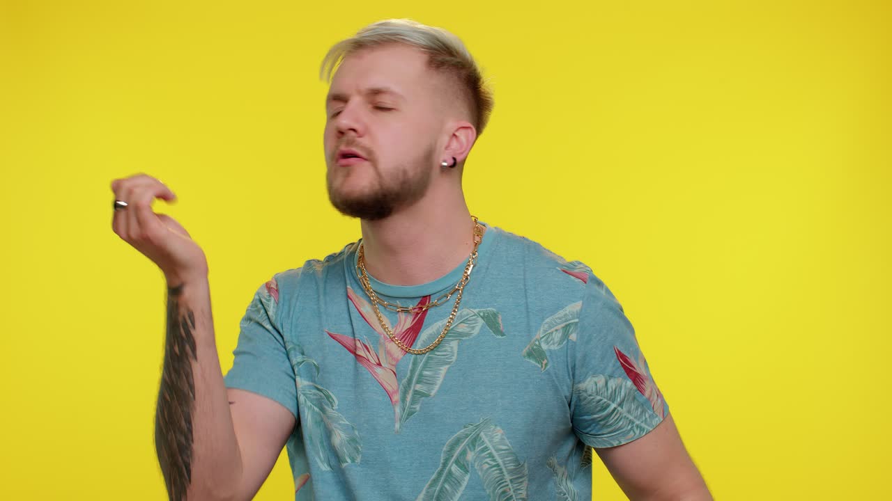 hombre romántico sonriente enviando muchos besos al aire mirando a la cámara y sonriendo, extrañándote, amor