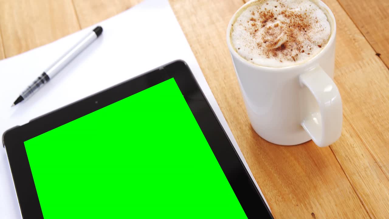디지털 태블릿과 종이를 가진 커피