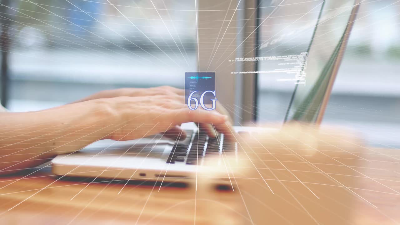 animación de texto de 6g, globo terráqueo y lenguaje de computadora, manos recortadas de un hombre caucásico escribiendo en el teclado