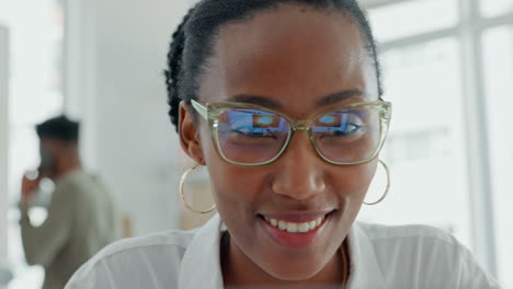 Sonrisa,-Mujer-Negra-Y-Trabajando-Con-Felicidad.